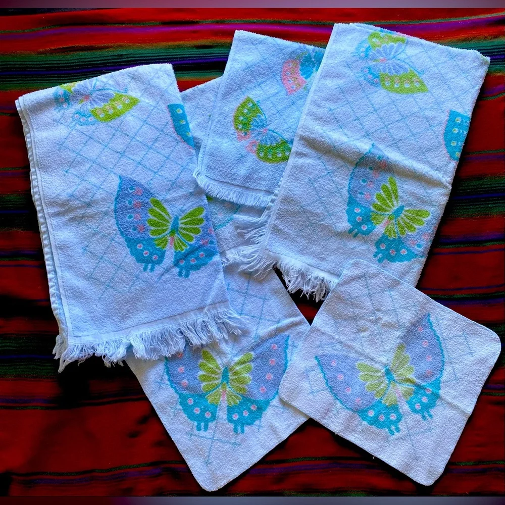 VTG 1970’s Butterfly Towel Set! 2 Large, 2 Hand Towels and 2 Washcloths!